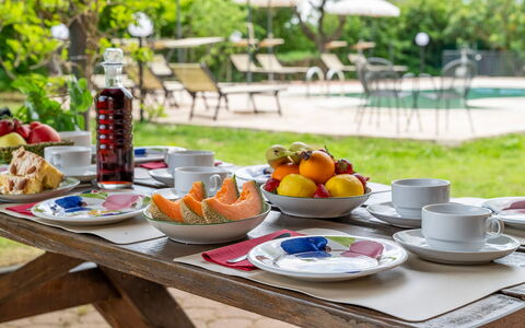 Sangiovese 14: Tableware, Serveware, Table, Food, Dishware, Furniture, Drinkware, Plate, Tablecloth, Fruit