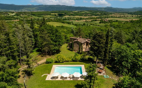 Villa Palazzolo 8: Grass, Landscape, Shrub, Estate, Land Lot, Home, Garden, Rural Area, Cottage, Farmhouse