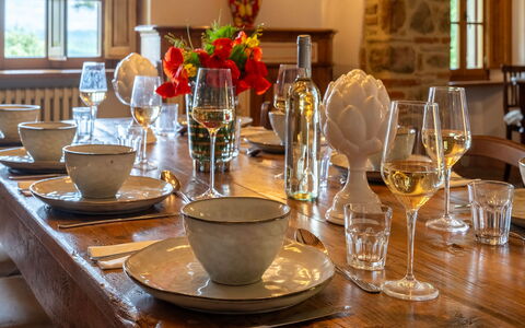 Villa Palazzolo 8: Furniture, Tableware, Table, Stemware, Interior Design, Serveware, Drinkware, Dishware, Barware, Dining Room