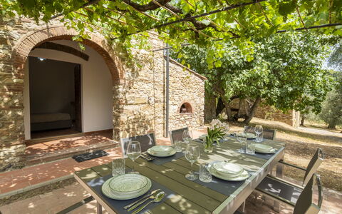 Casale le Lupe Apartments: Wall, Arch, Brick, Hacienda, Brickwork, Garden, Stone Wall, Courtyard, Villa, Arcade