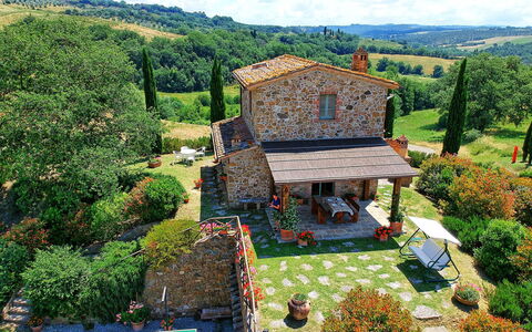 Castelmuzio: Property, House, Natural Landscape, Cottage, Mountain Village, Building, Roof, Rural Area, Village, Home