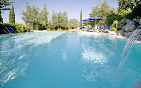 Le Rondini: Swimming Pool, Water, Property, Water Resources, Leisure, Real Estate, Sky, Vacation, Tree, Resort Town