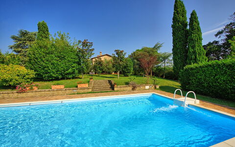 Casale Giulio: Swimming Pool, Property, Natural Landscape, Leisure, Real Estate, Water, House, Estate, Grass, Home