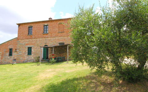 Santa Vittoria: Plant, Cloud, Building, Sky, Window, Natural Landscape, Tree, House, Land Lot, Grass