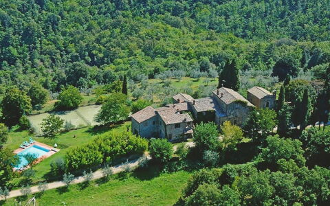 Agriturismo Bevignano: Plant, Building, Green, Tree, Highland, Natural Landscape, House, Land Lot, Cottage, Urban Design