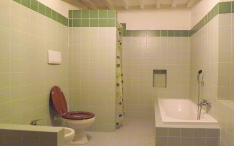 Casa Rossa: Bathroom, Plumbing Fixture, Flooring, Wall, Floor, Interior Design, Bathroom Sink, Toilet, Tap, Tile