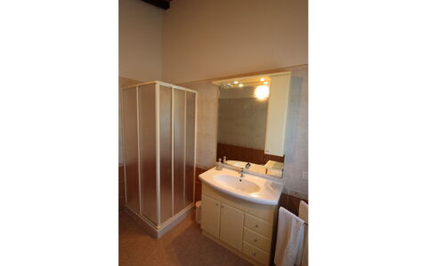 Il Viaggiolo: Property, Room, Building, Bathroom, Interior Design, Furniture, House, Real Estate, Architecture, Floor