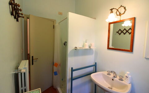Olivo: Sink, Tap, Property, Plumbing Fixture, Mirror, Bathroom Sink, Picture Frame, Bathroom, Interior Design, Building