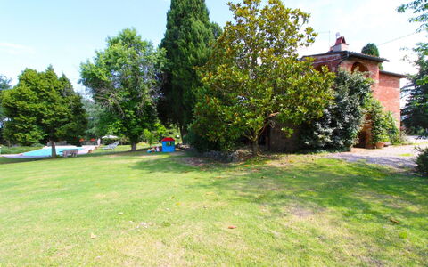 Villa Cecilia: Plant, Sky, Cloud, Property, Tree, Botany, Natural Landscape, House, Grass, Building