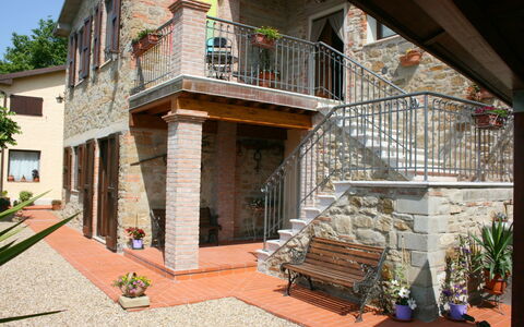 Agriturismo Arcobaleno: Plant, Building, Window, Flowerpot, Stairs, Door, House, Interior Design, Tree, Houseplant