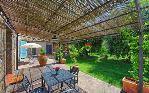 Villa Giare: Property, Real Estate, Patio, Backyard, Building, Yard, Home, House, Tree, Garden