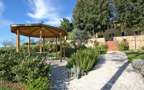 Dante: Property, Real Estate, Natural Landscape, Garden, Botany, Landscape, Walkway, Tree, Home, Estate