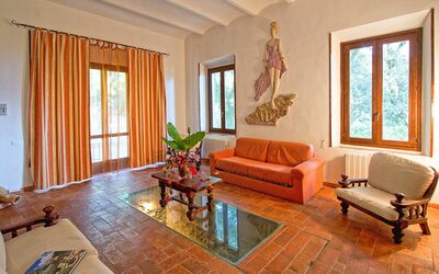 Sculture 2: Room, Living Room, Property, Furniture, Interior Design, Floor, Building, House, Real Estate, Ceiling