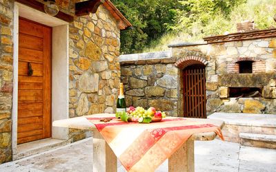 Sculture 1: Property, Wall, House, Room, Building, Tree, Table, Furniture, Home, Door