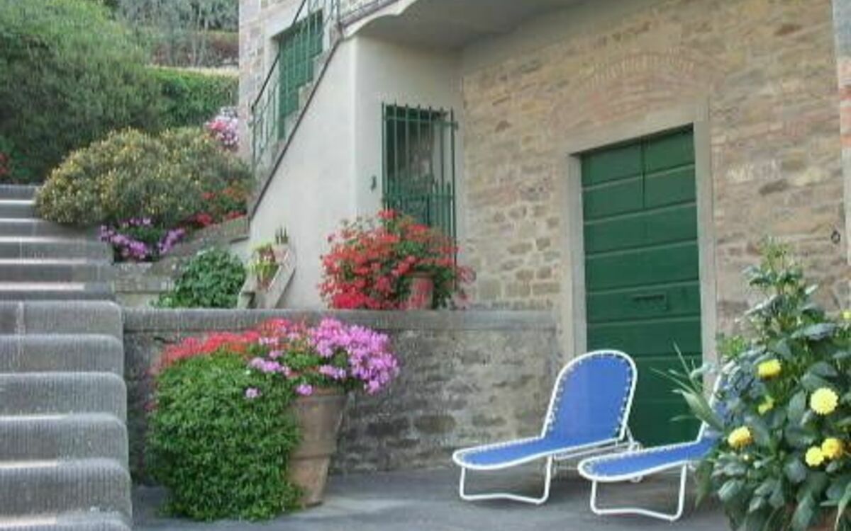 Villa Polvano Polvano 2 - the flowers and the privacy of the patio