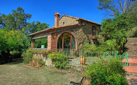 Gellino: Property, House, Real Estate, Home, Building, Cottage, Rural Area, Tree, Architecture, Estate