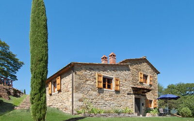 La casa è indipendente. Situata in un borgo dove sono presenti altre tre case.