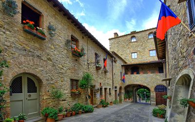 Ciclamini: Building, Town, Property, Street, House, Cobblestone, Neighbourhood, Architecture, Village, Home