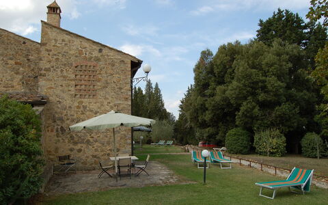 Appartamento Beatrice: Property, Yard, House, Cottage, Backyard, Tree, Building, Grass, Garden, Rural Area