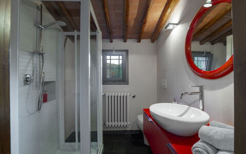 Bigiolo a Melazzano: Plumbing Fixture, Mirror, Property, Tap, Sink, Bathroom, Building, Architecture, Floor