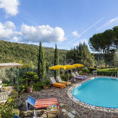 Bigiolo a Melazzano: Water, Cloud, Plant, Sky, Property, Swimming Pool, Nature, Chair, Tree, Outdoor Furniture