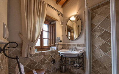 Accommodation:&nbsp;Camera 8