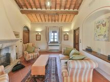 The Room 10 has a beautiful living room, where communicates with the room5 and the room 6 in a very familiar and comfortable with the sofa and a fireplace