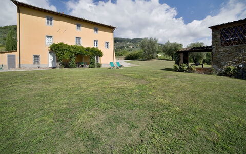 Teto: Property, Grass, Land Lot, House, Lawn, Natural Landscape, Sky, Building, Architecture, Home