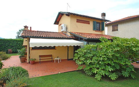 Casa Daniela: Roof, Awning, Home, Shade, Garden, Outdoor Structure, Flowerpot, Backyard, Yard, Houseplant