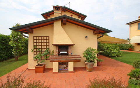 Casa Daniela: Roof, Garden, Home, Backyard, Shade, Landscaping, Yard, Lawn, Outdoor Structure, Estate