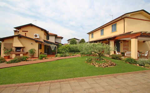 Casa Daniela: Residential Area, Shrub, House, Home, Roof, Garden, Human Settlement, Groundcover, Estate