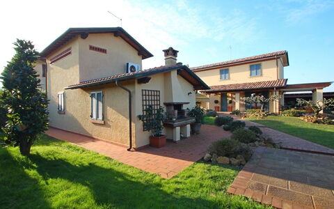 Casa Daniela: Residential Area, House, Roof, Shrub, Home, Garden, Estate, Hacienda, Landscaping, Yard