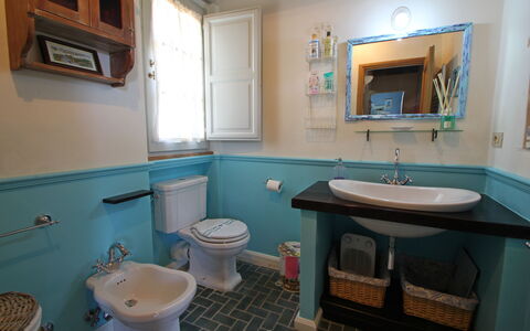 Casa Roberto: Bathroom Sink, Plumbing Fixture, Bathroom, Sink, Interior Design, Tap, Flooring, Plumbing, Floor, Lighting