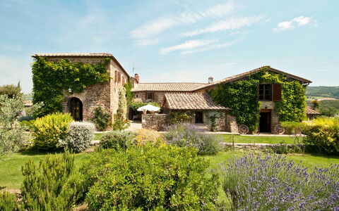 Villa Lorian: Property, Garden, House, Vegetation, Estate, Building, Architecture, Botany, Home, Grass