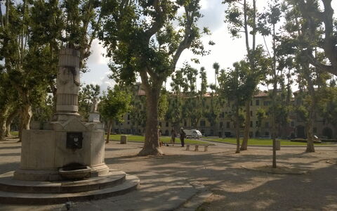 Appartamento Le Volte: Tree, Public Space, Memorial, Monument, Park, Architecture, Plant, Statue, Historic Site, Recreation